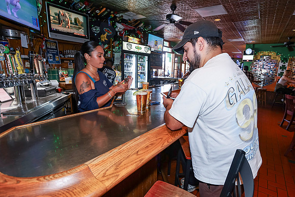 20260509_LB_Pub_Crawl_VP_0057