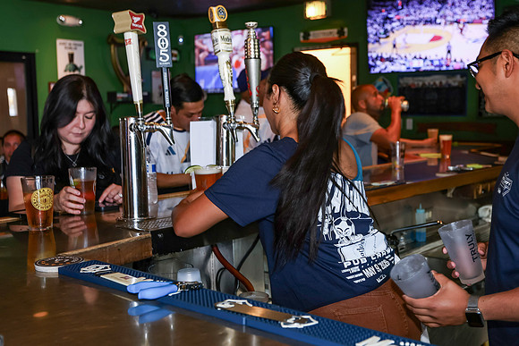 20260509_LB_Pub_Crawl_VP_0063