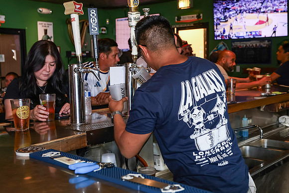 20260509_LB_Pub_Crawl_VP_0068