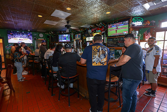 20260509_LB_Pub_Crawl_VP_0134