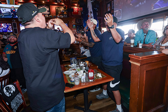 20260509_LB_Pub_Crawl_VP_0669
