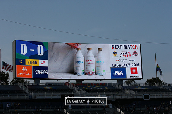 060219_LAGalaxyvsRevolution_GA_1895