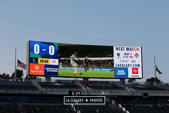 060219_LAGalaxyvsRevolution_GA_1780