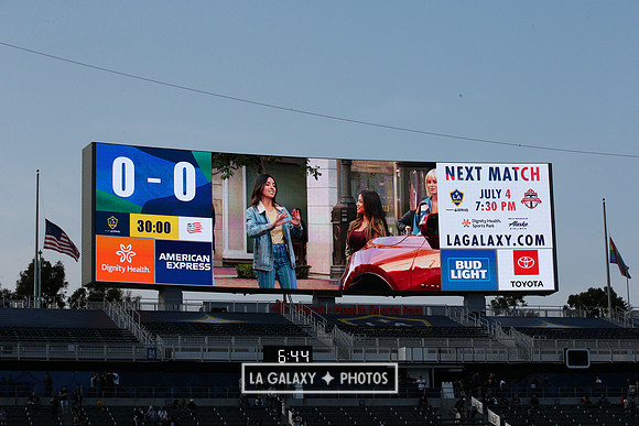 060219_LAGalaxyvsRevolution_GA_1985