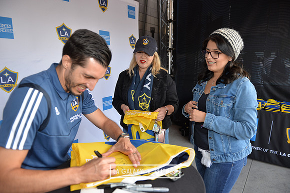 060219_LAGalaxy_vs_NERevolution_SC0335