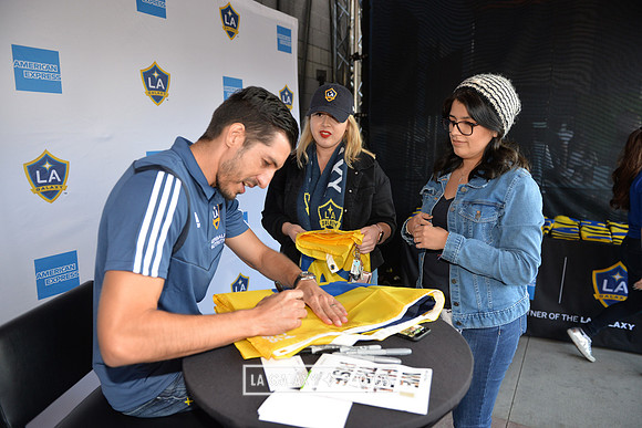 060219_LAGalaxy_vs_NERevolution_SC0333